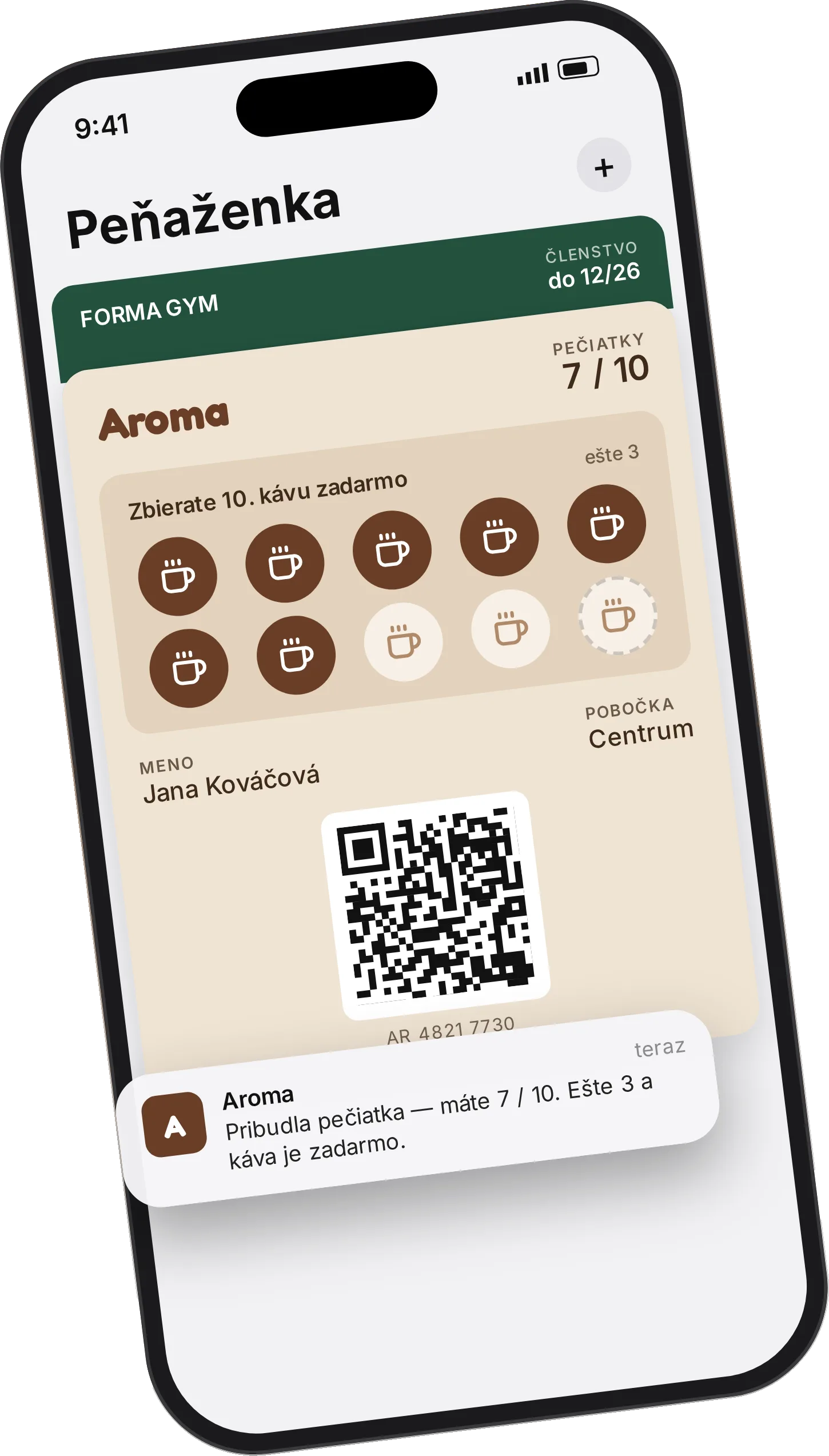 Telefón s vernostnou kartou kaviarne Aroma v Apple Wallet a notifikáciou o novej pečiatke